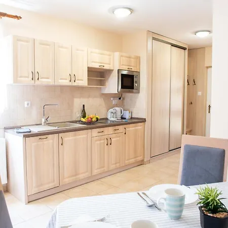 Lux Apartman * Cserkeszolo